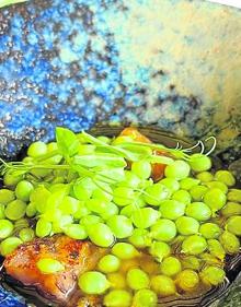 Imagen secundaria 2 - Sopa fría de verduras y tartar de gambas. A la izquierda, delicadeza. Guisante lágrima de Eco Tierra Mojada con un jugo de manitas y oreja de cerdo crujiente, que se acompaña de un vaso con un caldo del propio guisante. 