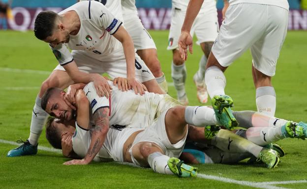 Los jugadores de Italia celebran el gol de Barella a Bélgica.