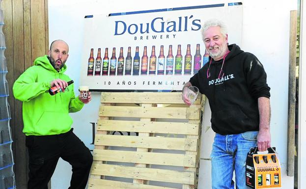 Enrique Cacicedo y Andrew Dougall, propietarios de la cervecera. 