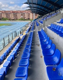 Imagen secundaria 2 - Fotos e imágenes de vídeos sobre los residuos en las gradas, el bar y los vestuarios.