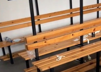 Imagen secundaria 1 - Fotos e imágenes de vídeos sobre los residuos en las gradas, el bar y los vestuarios.