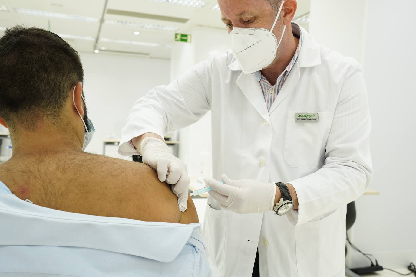 Un sanitario inocula una vacuna anticovid en el Centro de Vacunación de El Corte Inglés de Arapiles, en Madrid.