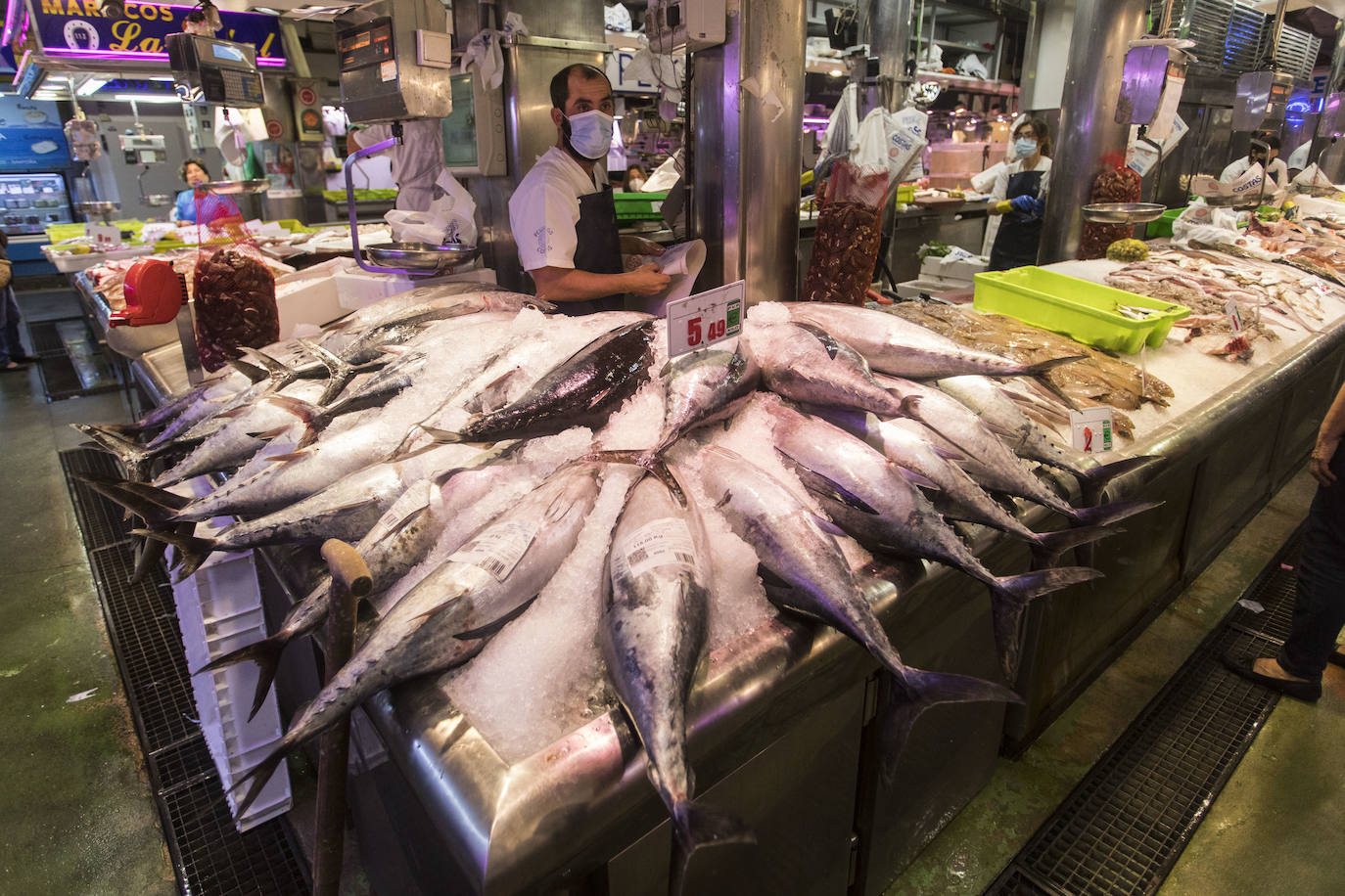 Las pescaderías notan las «ganas» de los clientes por probar los primeros túnidos de la campaña