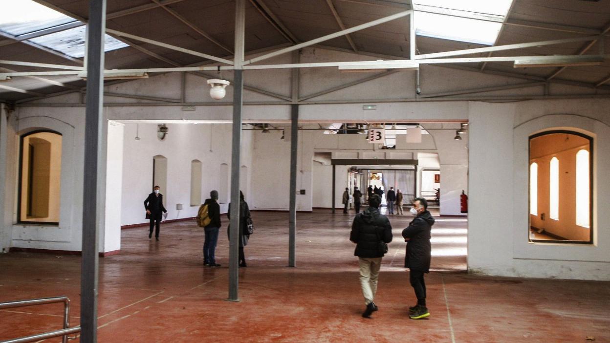 Arquitectos y profesionales, durante una de las jornadas abiertas en La Lechera para conocer el edificio. 