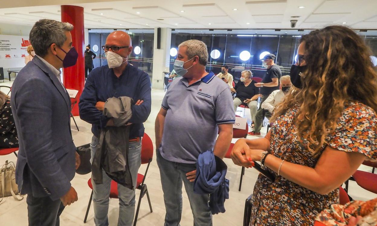 Zuloaga e Hijosa conversan con los nietos de Eloy Campillo, José Rodríguez y José Manuel Fdez. Campillo. 