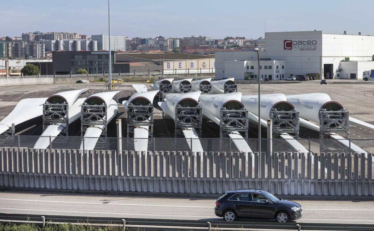 Palas eólicas en la parcela que iba a ser destinada a la ampliación de Santander Coated Solutions, el lunes.