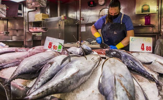 Imagen. Las pescaderías notan las «ganas» de los clientes por probar los primeros túnidos de la campaña