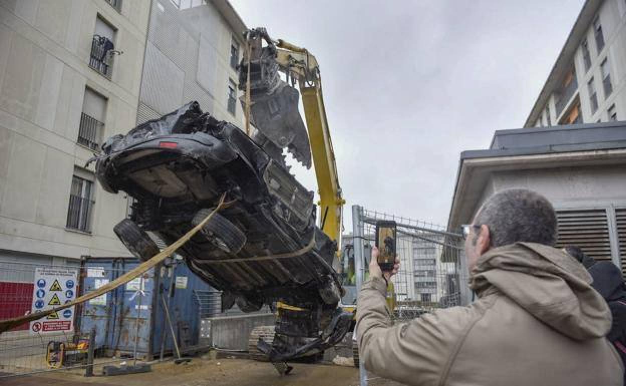 Los coches salieron aplastados del parking que se hundió