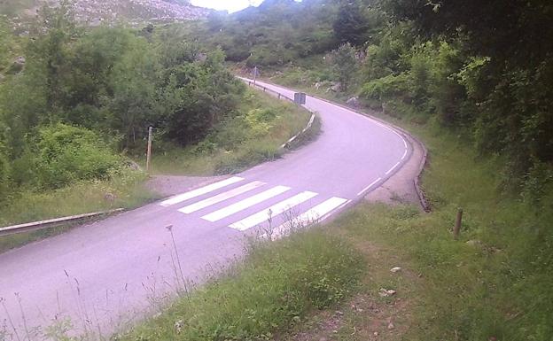 Recorremos el Cares pero de una forma diferente y no tan popular como la famosa senda del mismo nombre. Esta vez a través de un bonito tramo el que disfrutaréis de algunas de las mejores vistas de los Picos de Europa