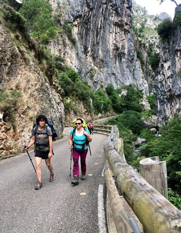 Recorremos el Cares pero de una forma diferente y no tan popular como la famosa senda del mismo nombre. Esta vez a través de un bonito tramo el que disfrutaréis de algunas de las mejores vistas de los Picos de Europa