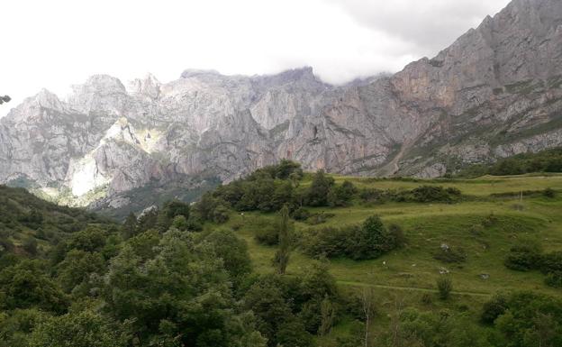 Recorremos el Cares pero de una forma diferente y no tan popular como la famosa senda del mismo nombre. Esta vez a través de un bonito tramo el que disfrutaréis de algunas de las mejores vistas de los Picos de Europa