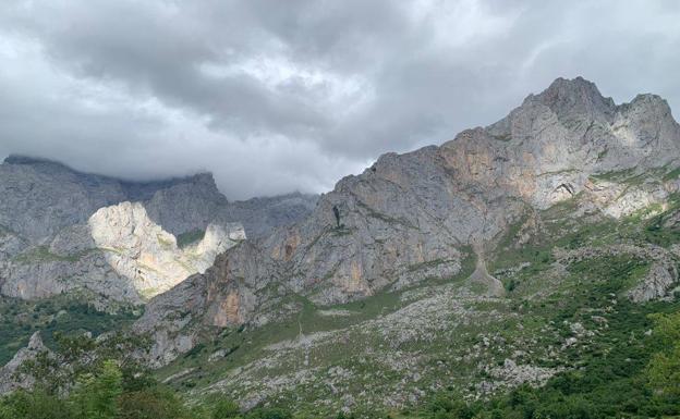 Recorremos el Cares pero de una forma diferente y no tan popular como la famosa senda del mismo nombre. Esta vez a través de un bonito tramo el que disfrutaréis de algunas de las mejores vistas de los Picos de Europa