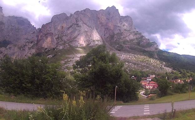 Recorremos el Cares pero de una forma diferente y no tan popular como la famosa senda del mismo nombre. Esta vez a través de un bonito tramo el que disfrutaréis de algunas de las mejores vistas de los Picos de Europa