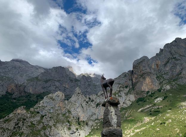 Recorremos el Cares pero de una forma diferente y no tan popular como la famosa senda del mismo nombre. Esta vez a través de un bonito tramo el que disfrutaréis de algunas de las mejores vistas de los Picos de Europa