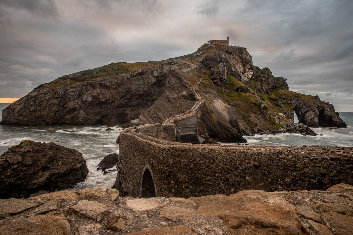 Ermita de San Juan de Gaztelugatxe. Se puede considerar cimera ya que está en lo alto de un monte rodado por mar por todos lados, menos por uno.