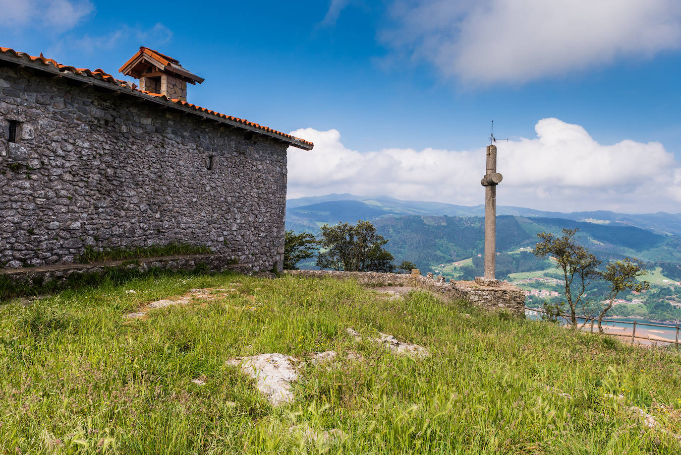 Ermita de San Pedro de Atxarre, en Urdaibai. Desde allí se tienen las vistas más impresionantes de toda la zona.