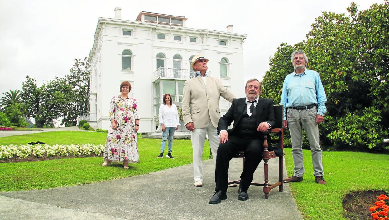 De izquierda a derecha, Ana Cagigas, Lourdes del Cerro, los actores José María Páez y Juanjo Paredes, y Ramón Qu, el director de la obra teatral. 