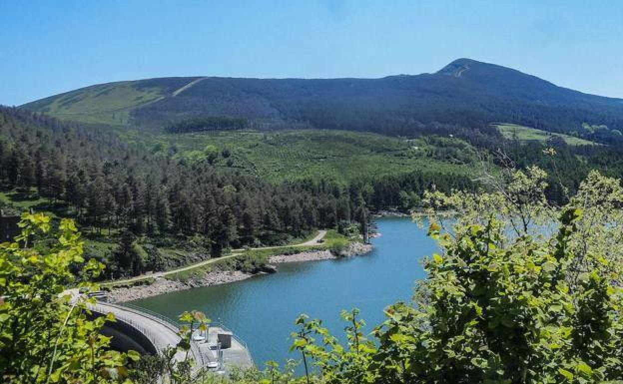 Embalse de Alsa, en San Miguel de Aguayo, con las montañas al fondo donde se instalarán parte de los aerogeneradores. 