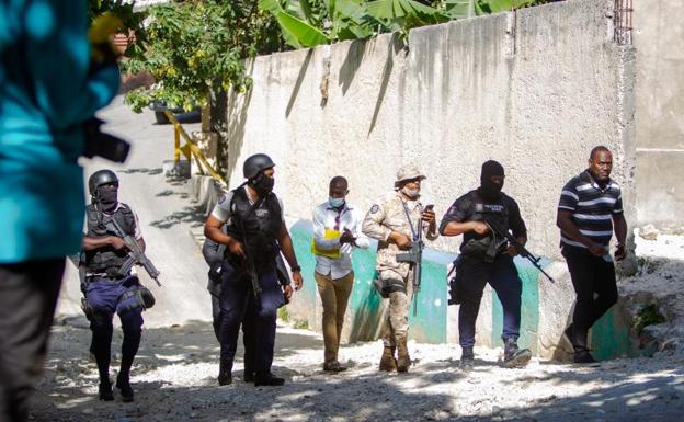 Policías y militares patrullan las calles de Puerto Príncipe, capital de Haití. 