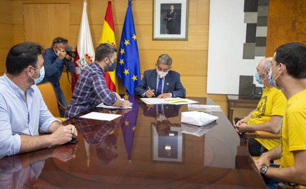 «Es tercermundista», lamenta el presidente cántabro al pedir la mejora del tren Santander-Bilbao