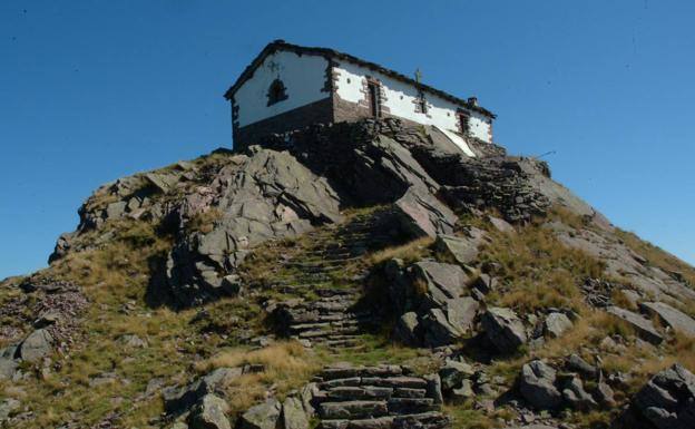 Ermita de Mendaur, en Navarra. Desde ella se disfruta de las mejores vistas del Bidasoa