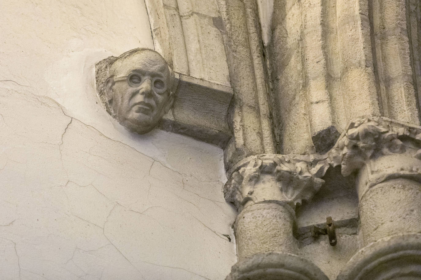 Capitel con el rostro del obispo de la Diócesis de Santander Don José Eguino Trecu, quien reinaguró la catedral en agosto 1953