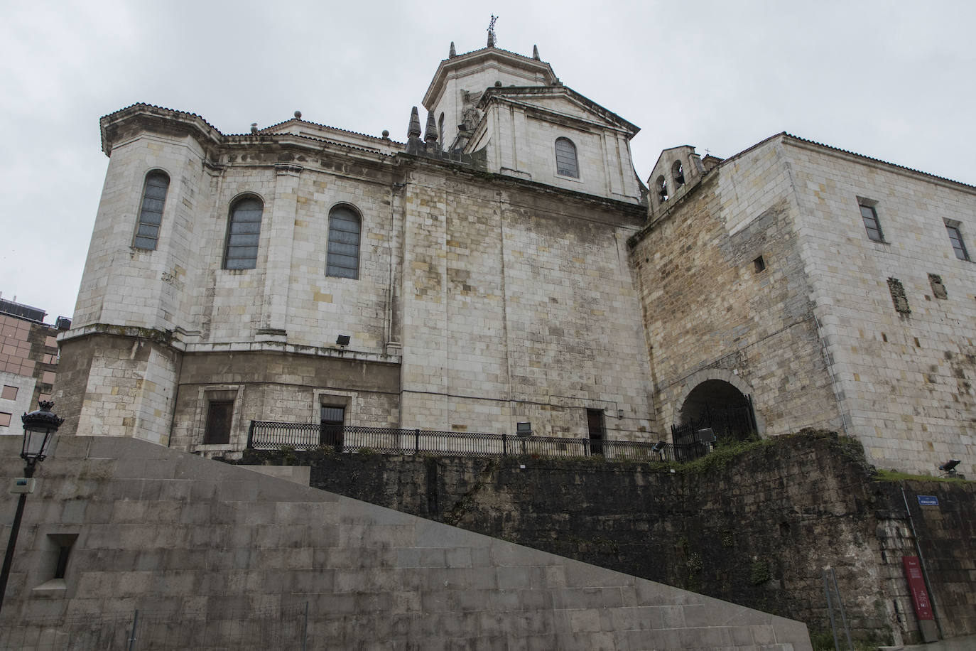 Fachada exterior de la Catedral, parte de ella construida tras la restauración, realizada desde 1943 hasta 1953, para dotar al edificio de una mayor grandilocuencia