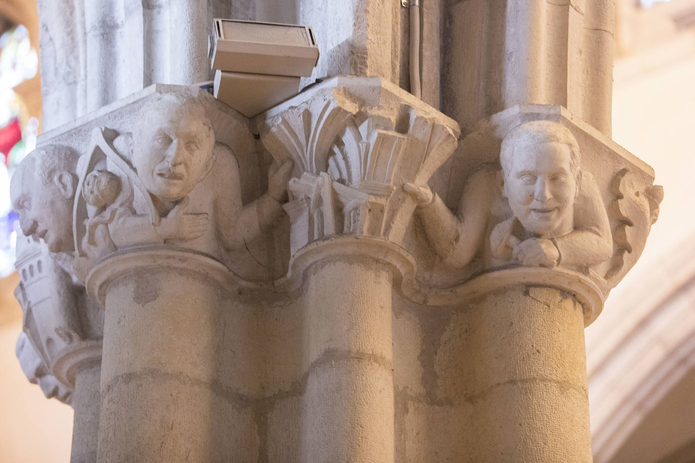 Capitel con los rostros de (de derecha a izquierda)el aparejador Guillermo Pérez Seivane, los arquitectos José Manuel Bringas y Juan José Resines, y el maestro de obra Luis Álvarez 