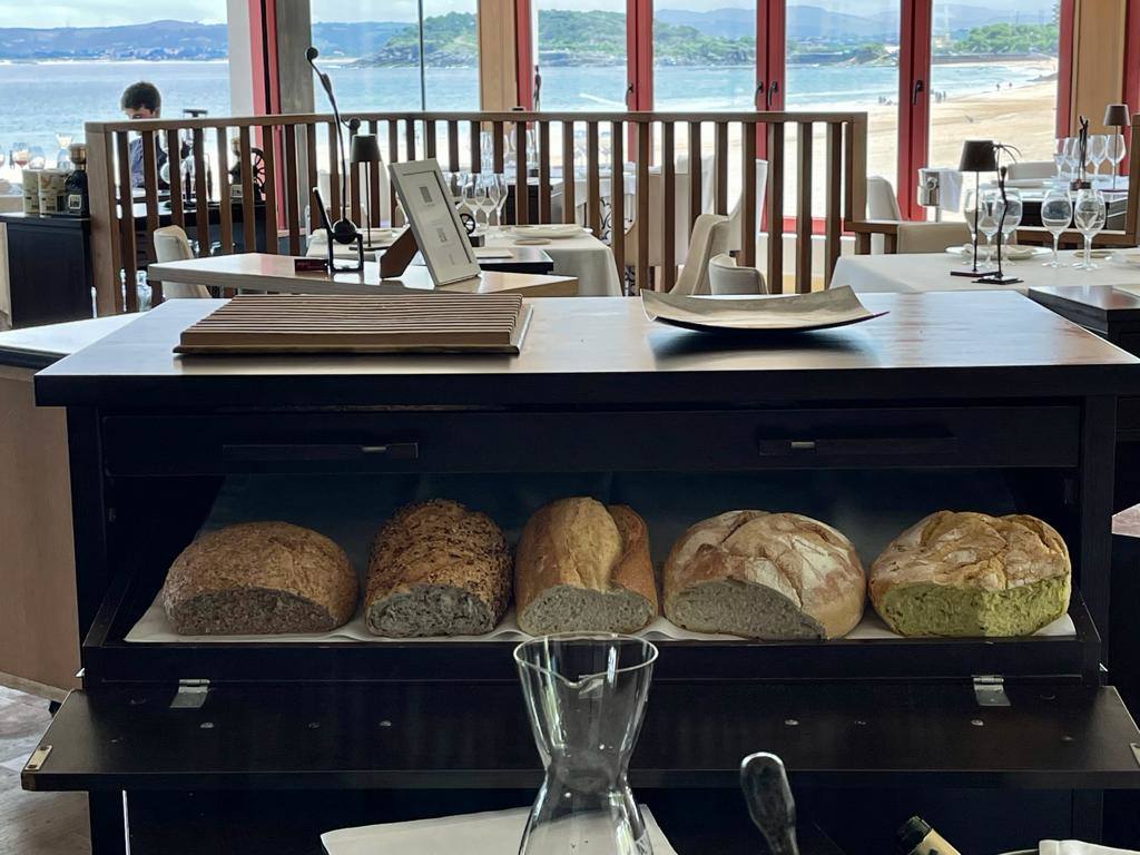 El pasado martes abrió El Serbal en su nueva ubicación de El Sardinero, donde unas vistas espectaculares resultan el marco adecuado para disfrutar con una cocina actual