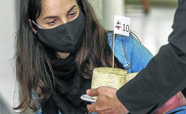 Imagen principal - Arriba, Elvira Abascal, del Nuevo Molino. Abajo a la izquierda, José Bengochea analiza el aspecto de un sobao. Y la derecha, Joaquín Blanco, de la Cofradía del Queso, en la cata.