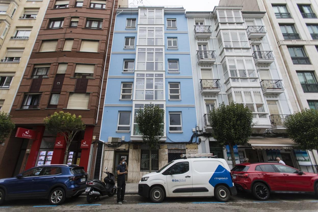 El edificio de Reina Victoria 17 refleja el conflicto vecinal en las ventanas de las diferentes plantas.