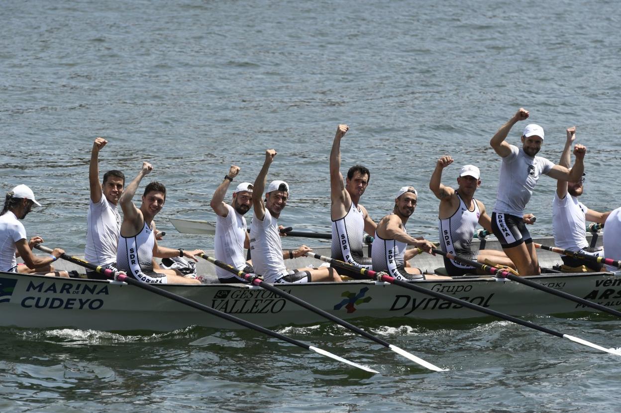 Los remeros de Pedreña celebran su victoria en la Bandera de Sestao.