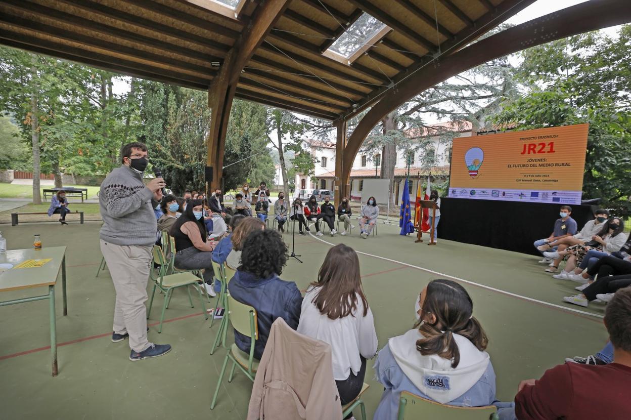 El patio de las escuelas de Terán fue sede de este encuentro que ha despertado un gran interés entre los jóvenes. 