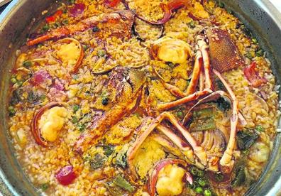 Imagen secundaria 1 - A la izquierda, arroz caldoso con langosta, una de las especialidades de Alfar. A la derecha, una ración de zamburiñas. 