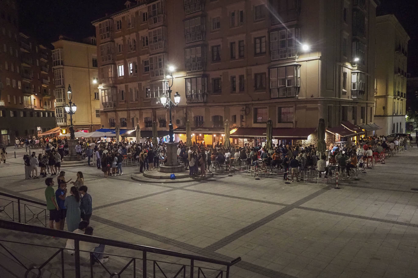 La presencia de los cuerpos y fuerzas de seguridad se dejó sentir este fin de semana en la capital cántabra. En Santander se realizó la madrugada del domingo un control especial de aforos, que a falta de que se recopile toda la información –el balance oficial se divulgará esta mañana–, se habría saldado, al menos, con seis denuncias. Los agentes desplegados, que completaron a los del turno de guardia, vigilaron las principales zonas del ocio nocturno de la ciudad multando a quienes no respetaron los aforos en el interior de los locales, por bailar en los mismos o por consumir en barra, cuestiones restringidas por las medidas anticovid. También se habría sancionado a quienes consumían de pie en los exteriores de los locales.