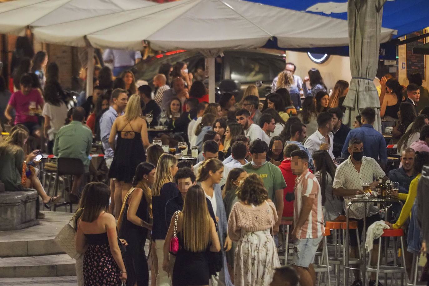 La presencia de los cuerpos y fuerzas de seguridad se dejó sentir este fin de semana en la capital cántabra. En Santander se realizó la madrugada del domingo un control especial de aforos, que a falta de que se recopile toda la información –el balance oficial se divulgará esta mañana–, se habría saldado, al menos, con seis denuncias. Los agentes desplegados, que completaron a los del turno de guardia, vigilaron las principales zonas del ocio nocturno de la ciudad multando a quienes no respetaron los aforos en el interior de los locales, por bailar en los mismos o por consumir en barra, cuestiones restringidas por las medidas anticovid. También se habría sancionado a quienes consumían de pie en los exteriores de los locales.