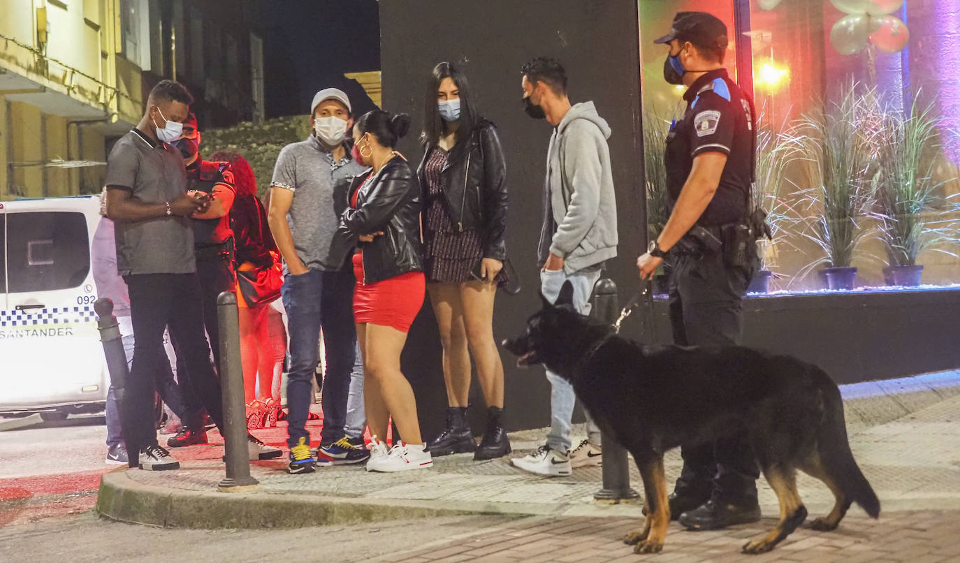 La presencia de los cuerpos y fuerzas de seguridad se dejó sentir este fin de semana en la capital cántabra. En Santander se realizó la madrugada del domingo un control especial de aforos, que a falta de que se recopile toda la información –el balance oficial se divulgará esta mañana–, se habría saldado, al menos, con seis denuncias. Los agentes desplegados, que completaron a los del turno de guardia, vigilaron las principales zonas del ocio nocturno de la ciudad multando a quienes no respetaron los aforos en el interior de los locales, por bailar en los mismos o por consumir en barra, cuestiones restringidas por las medidas anticovid. También se habría sancionado a quienes consumían de pie en los exteriores de los locales.