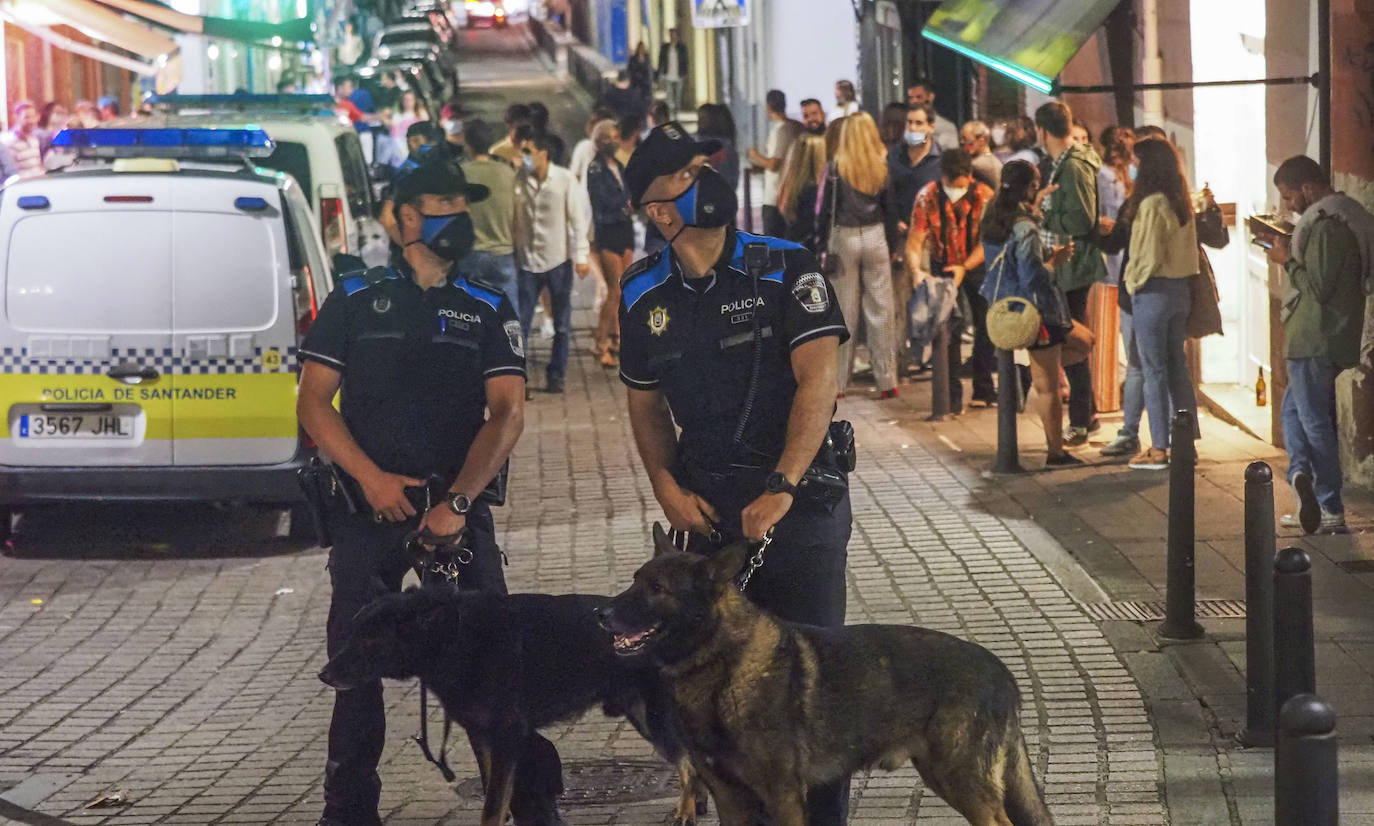 La presencia de los cuerpos y fuerzas de seguridad se dejó sentir este fin de semana en la capital cántabra. En Santander se realizó la madrugada del domingo un control especial de aforos, que a falta de que se recopile toda la información –el balance oficial se divulgará esta mañana–, se habría saldado, al menos, con seis denuncias. Los agentes desplegados, que completaron a los del turno de guardia, vigilaron las principales zonas del ocio nocturno de la ciudad multando a quienes no respetaron los aforos en el interior de los locales, por bailar en los mismos o por consumir en barra, cuestiones restringidas por las medidas anticovid. También se habría sancionado a quienes consumían de pie en los exteriores de los locales.