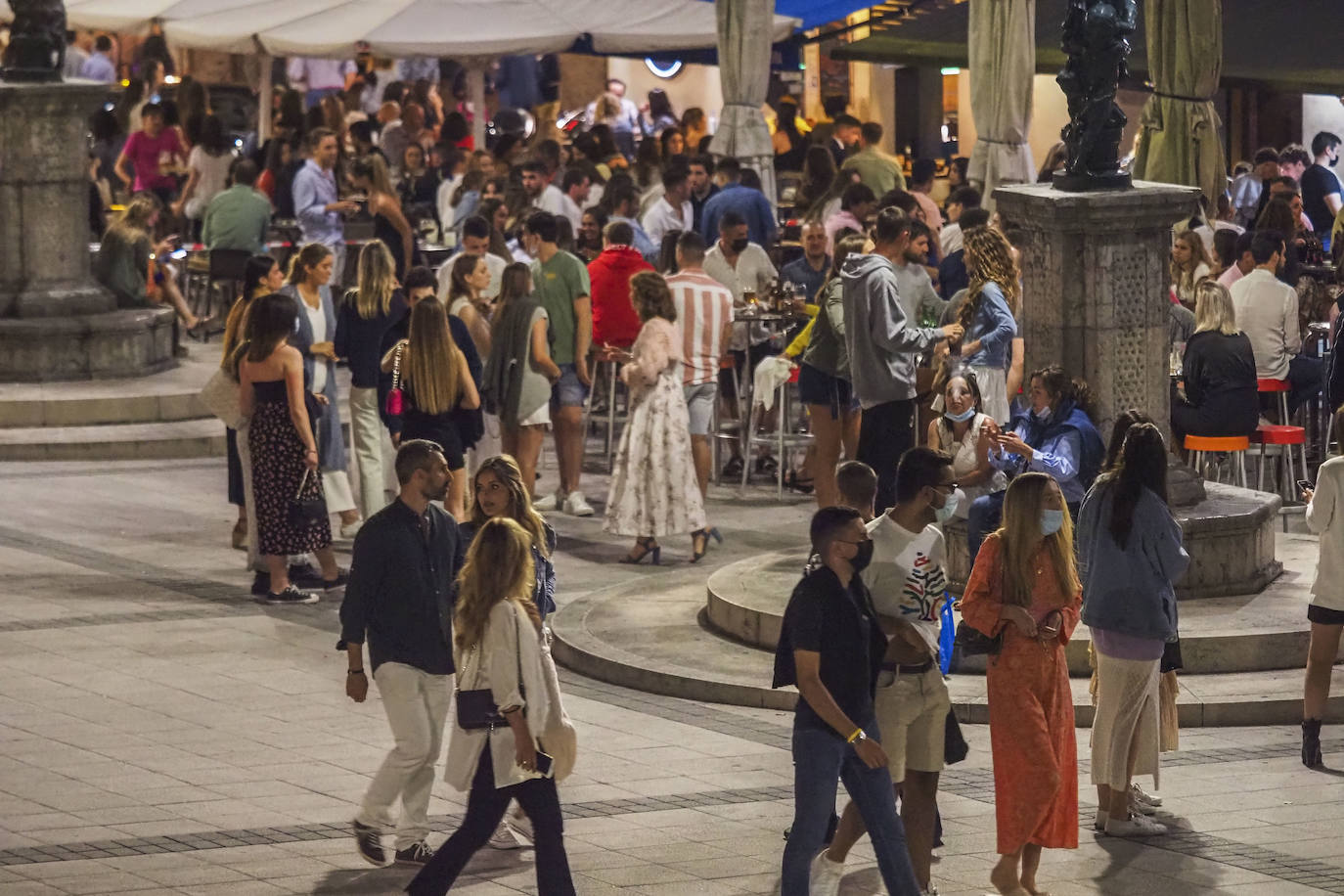 La presencia de los cuerpos y fuerzas de seguridad se dejó sentir este fin de semana en la capital cántabra. En Santander se realizó la madrugada del domingo un control especial de aforos, que a falta de que se recopile toda la información –el balance oficial se divulgará esta mañana–, se habría saldado, al menos, con seis denuncias. Los agentes desplegados, que completaron a los del turno de guardia, vigilaron las principales zonas del ocio nocturno de la ciudad multando a quienes no respetaron los aforos en el interior de los locales, por bailar en los mismos o por consumir en barra, cuestiones restringidas por las medidas anticovid. También se habría sancionado a quienes consumían de pie en los exteriores de los locales.