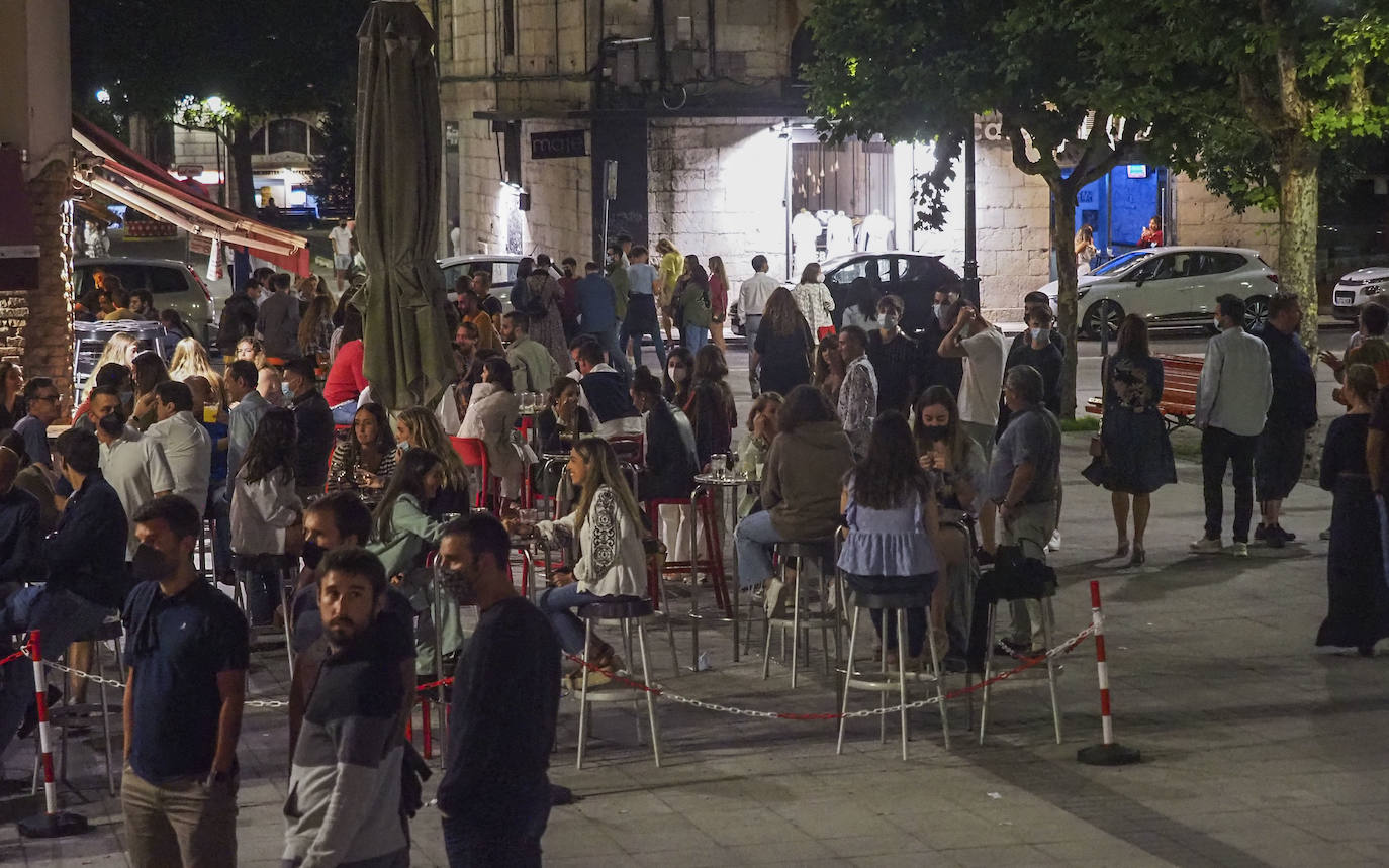 La presencia de los cuerpos y fuerzas de seguridad se dejó sentir este fin de semana en la capital cántabra. En Santander se realizó la madrugada del domingo un control especial de aforos, que a falta de que se recopile toda la información –el balance oficial se divulgará esta mañana–, se habría saldado, al menos, con seis denuncias. Los agentes desplegados, que completaron a los del turno de guardia, vigilaron las principales zonas del ocio nocturno de la ciudad multando a quienes no respetaron los aforos en el interior de los locales, por bailar en los mismos o por consumir en barra, cuestiones restringidas por las medidas anticovid. También se habría sancionado a quienes consumían de pie en los exteriores de los locales.