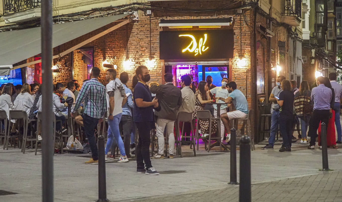 La presencia de los cuerpos y fuerzas de seguridad se dejó sentir este fin de semana en la capital cántabra. En Santander se realizó la madrugada del domingo un control especial de aforos, que a falta de que se recopile toda la información –el balance oficial se divulgará esta mañana–, se habría saldado, al menos, con seis denuncias. Los agentes desplegados, que completaron a los del turno de guardia, vigilaron las principales zonas del ocio nocturno de la ciudad multando a quienes no respetaron los aforos en el interior de los locales, por bailar en los mismos o por consumir en barra, cuestiones restringidas por las medidas anticovid. También se habría sancionado a quienes consumían de pie en los exteriores de los locales.