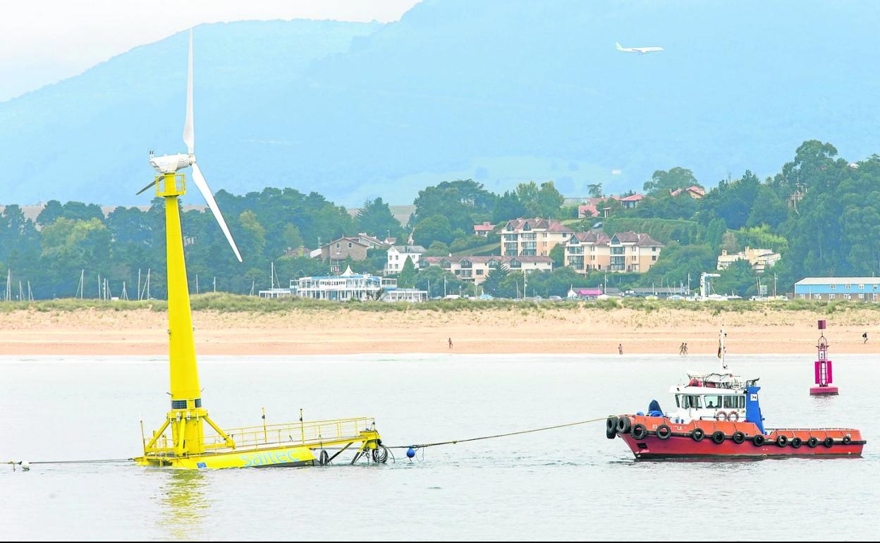 Traslado del prototipo eólico marino de Saitec por la Bahía de Santander hacia El Sardinero, el 10 de agosto de 2020. 