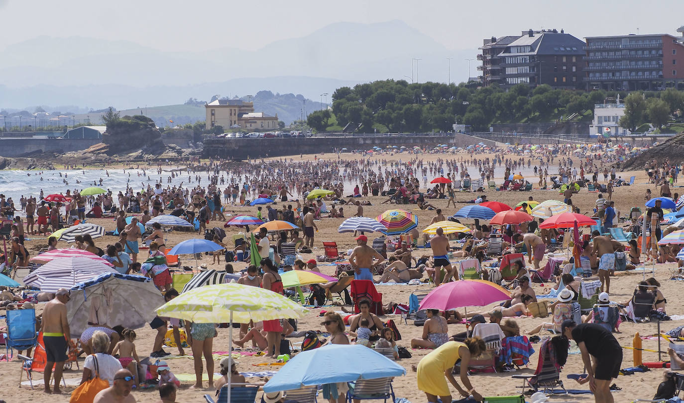 El buen tiempo ha animado a turistas y vecinos a acercarse a los arenales, a pesar de tener que esperar «una hora» para poder desplegar la toalla en la Segunda 