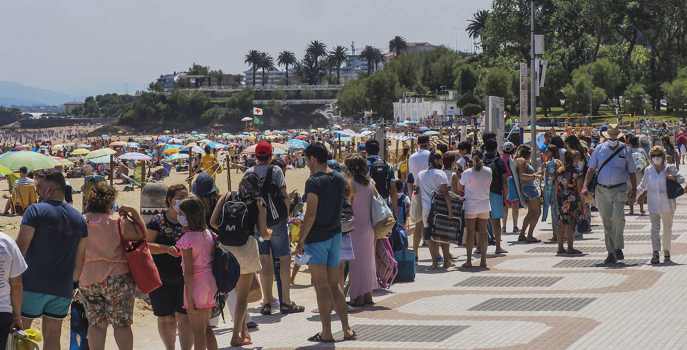 El buen tiempo ha animado a turistas y vecinos a acercarse a los arenales, a pesar de tener que esperar «una hora» para poder desplegar la toalla en la Segunda 