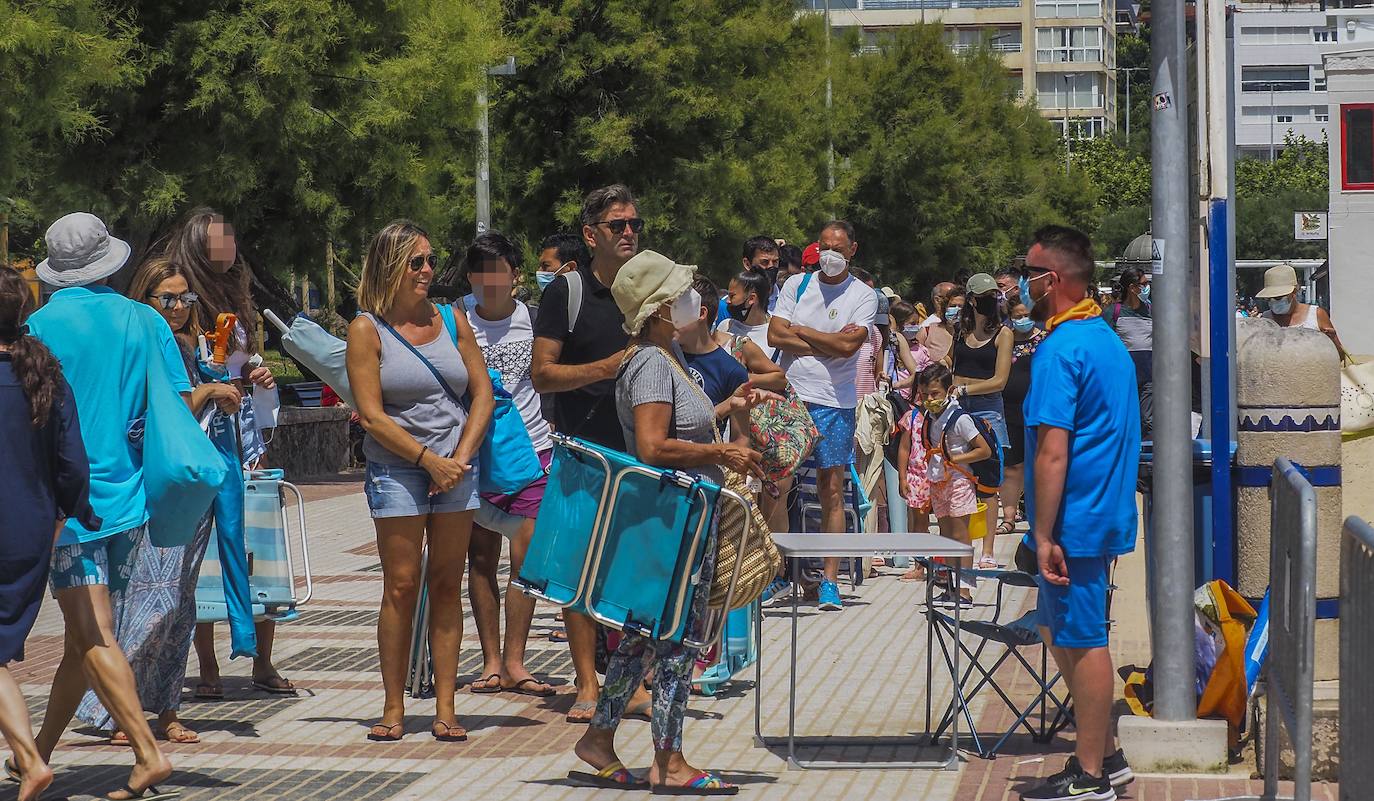 El buen tiempo ha animado a turistas y vecinos a acercarse a los arenales, a pesar de tener que esperar «una hora» para poder desplegar la toalla en la Segunda 