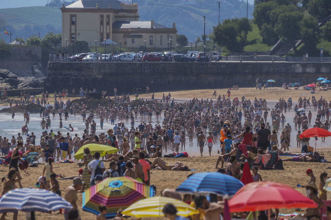 El buen tiempo ha animado a turistas y vecinos a acercarse a los arenales, a pesar de tener que esperar «una hora» para poder desplegar la toalla en la Segunda 