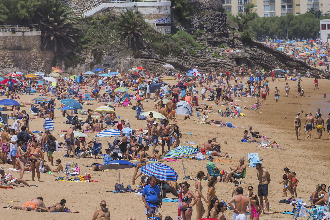 El buen tiempo ha animado a turistas y vecinos a acercarse a los arenales, a pesar de tener que esperar «una hora» para poder desplegar la toalla en la Segunda 