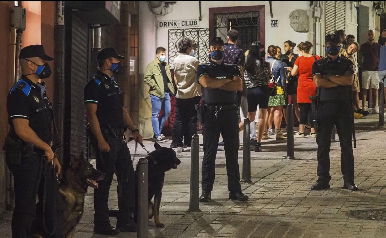 Varios agentes de la Policía Local de Santander, acompañados de perros, durante el control especial de aforos.