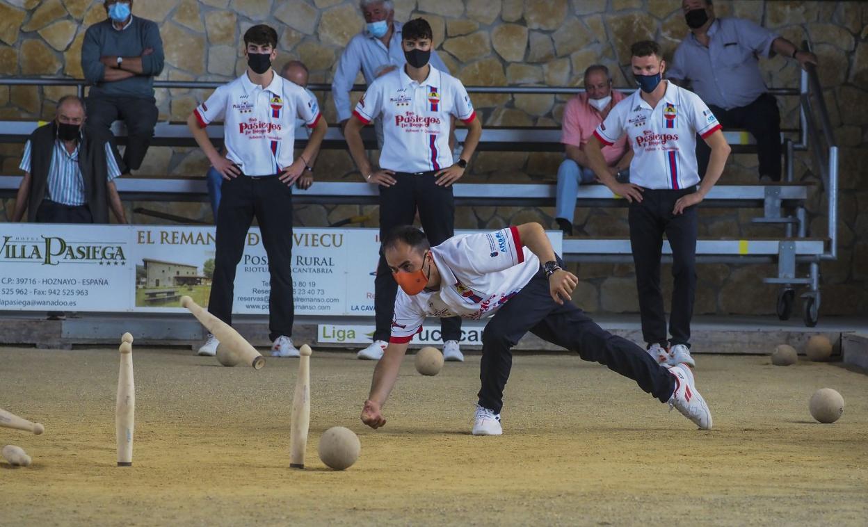 Rubén Túñez birla para Riotuerto ante la mirada de sus compañeros Miguel Hernando, Adrián Díaz e Iván Gómez. 