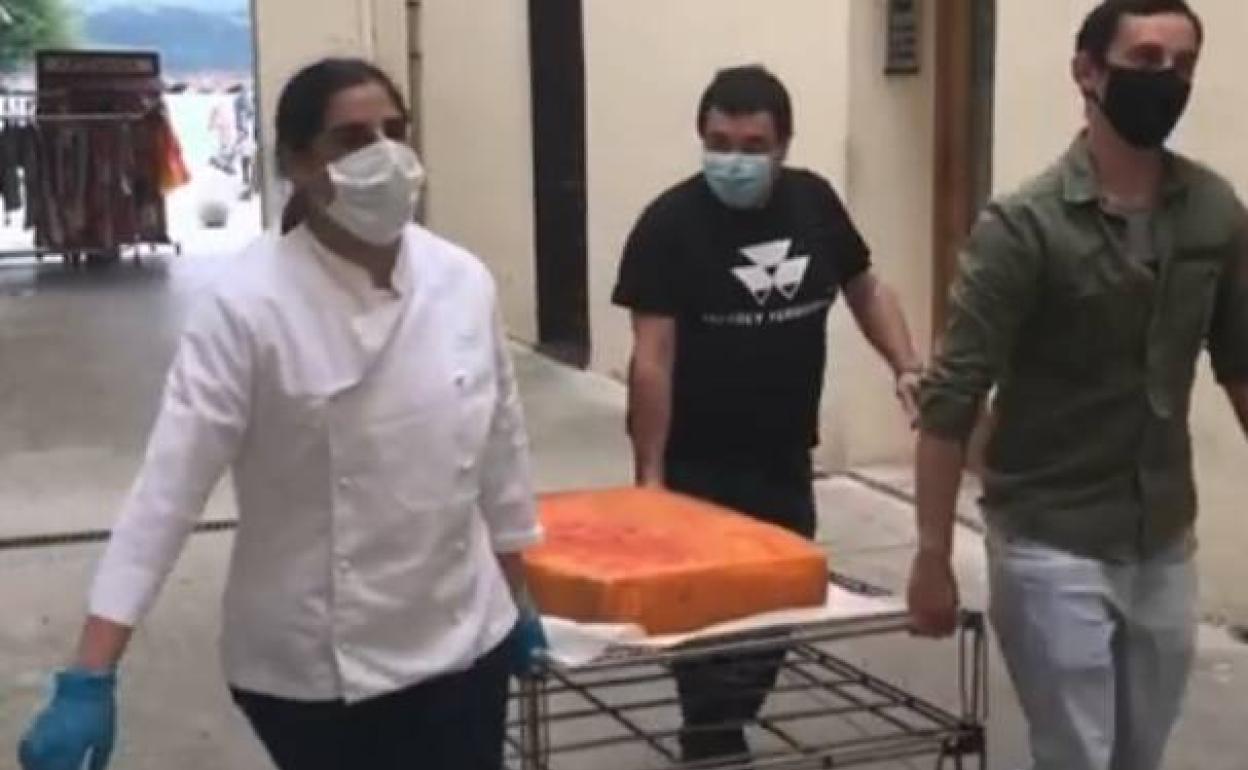 A la venta las siete únicas piezas de 'Tudanco', el queso más grande de Cantabria, de unos 50 kilos